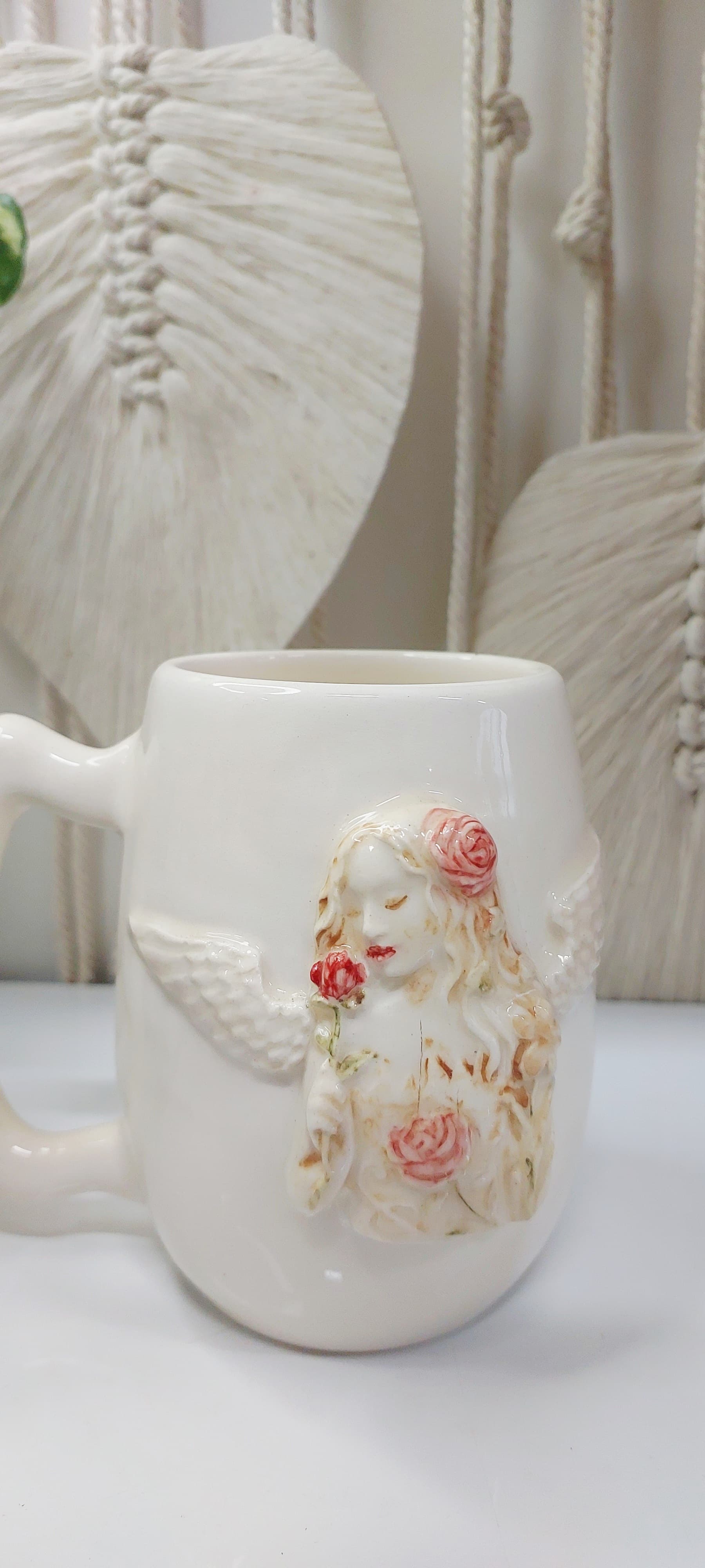 ماگ خمره ای دست ساز نقش برجسته طرح فرشته