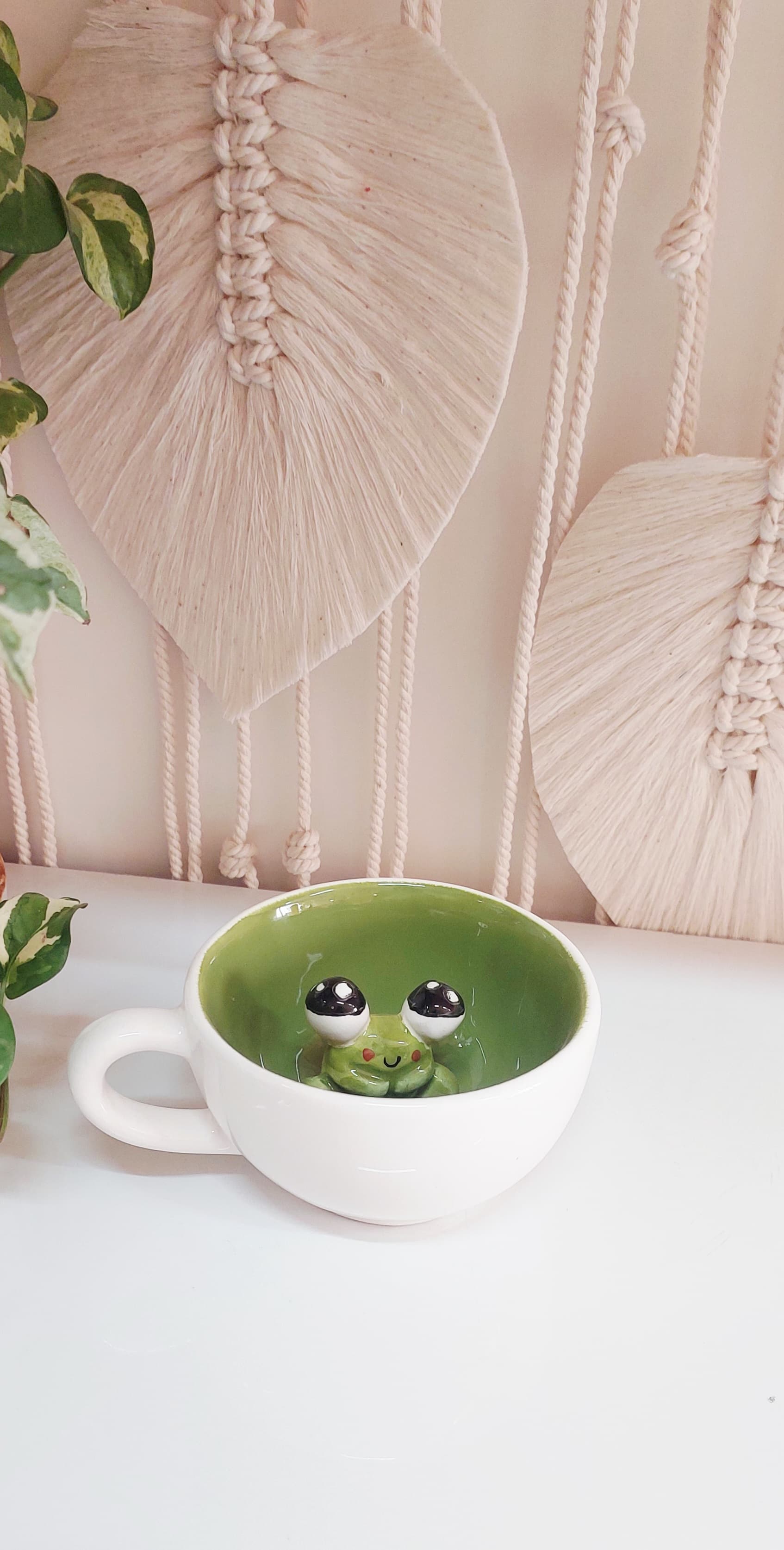 فنجان سرامیکی دست‌ساز طرح قورباغه سوپرایزی