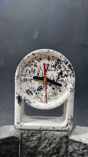 خرید آنلاین ساعت رومیزی سنگ مصنوعی پایه دار دست ساز طرح ماربل شیت زمینه سفید با بهترین قیمت | ارسال فوری